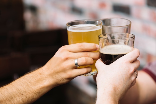 Gruppe Freunde, die Glas alkoholische Getränke rösten