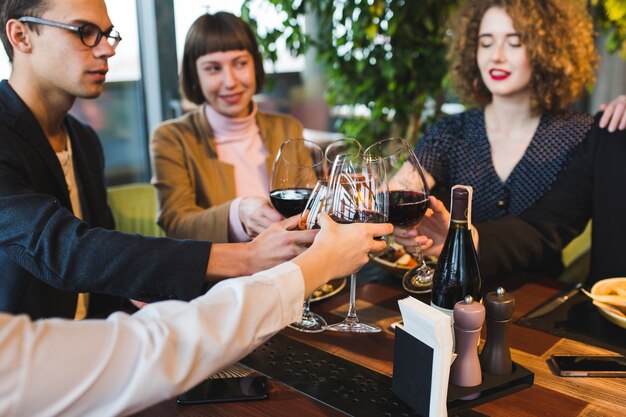 Gruppe Freunde, die im Restaurant essen