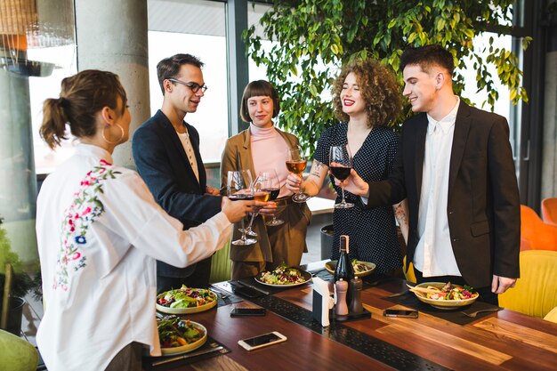 Gruppe Freunde, die im Restaurant essen