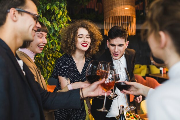 Gruppe Freunde, die im Restaurant essen