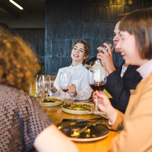 Gruppe Freunde, die im Restaurant essen