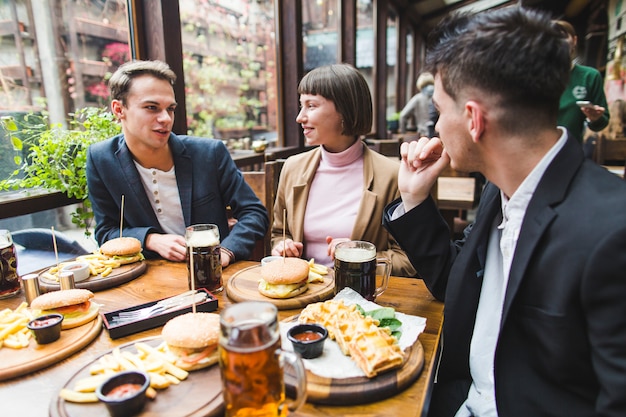 Gruppe Freunde, die im Restaurant essen