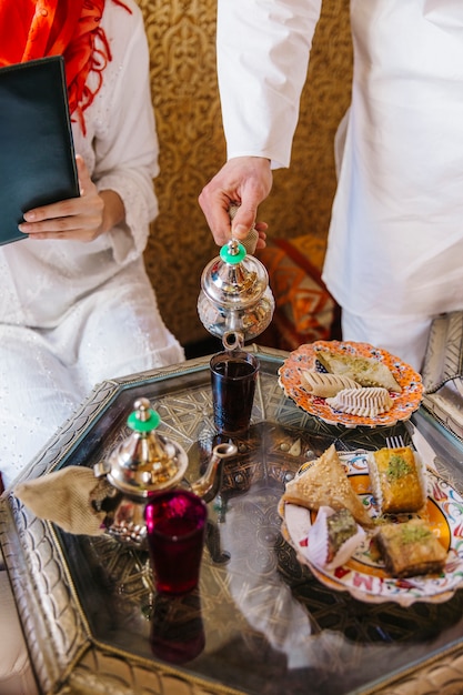 Kostenloses Foto gruppe freunde, die menü im arabischen restaurant betrachten