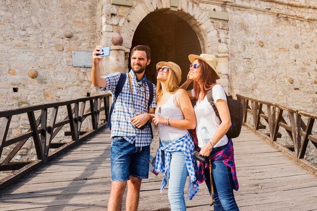 Gruppe Freunde, die selfie auf Mobiltelefon nehmen