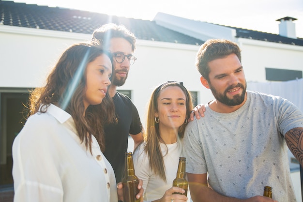 Gruppe Freunde, die selfie beim Trinken des Bieres nehmen