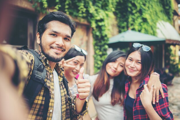 Gruppe Freunde, die selfie in einer städtischen Straße haben guten Spaß zusammen nehmen.