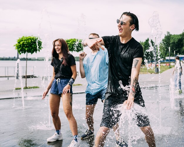 Gruppe Freunde, die Spaß im Brunnen machen