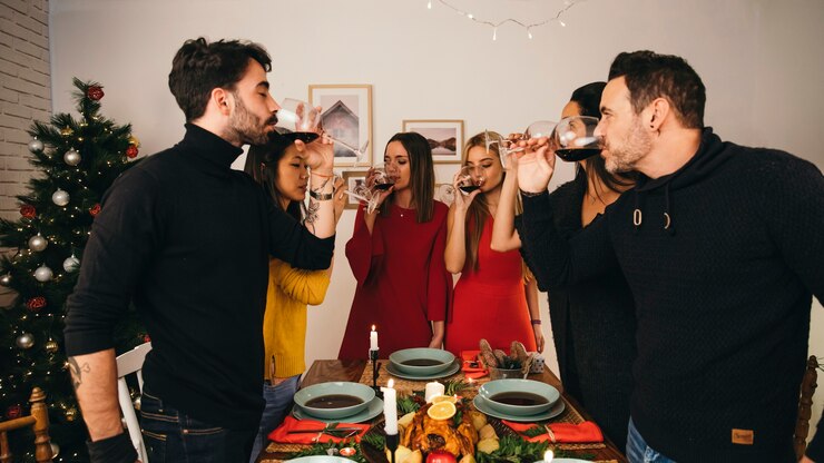 Kostenlose Foto gruppe freunde, die wein am weihnachten trinken