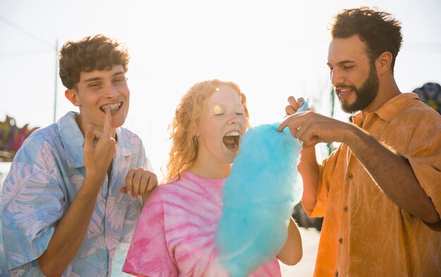 Gruppe Freunde, die Zuckerwatte essen