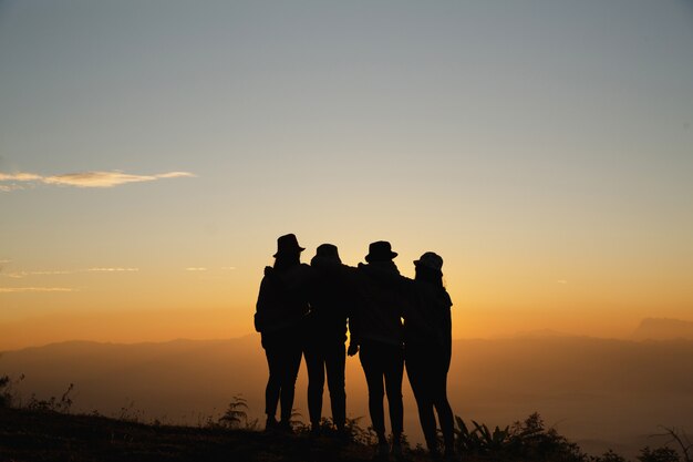 Gruppe Freunde, die zusammen auf Greensward stehen und sich amüsieren.