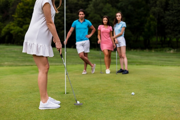 Gruppe Freunde, die zusammen Golf spielen