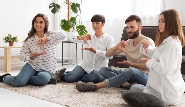 Kostenloses Foto gruppe gehörloser menschen, die über die gebärdensprache kommunizieren