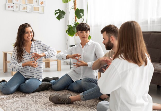 Gruppe gehörloser Menschen, die über die Gebärdensprache kommunizieren