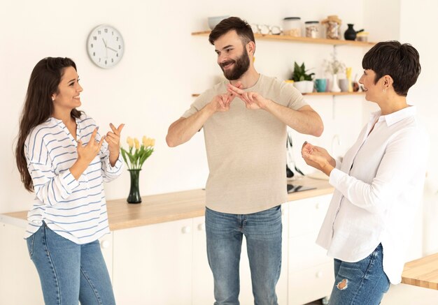 Gruppe gehörloser Menschen, die über die Gebärdensprache kommunizieren