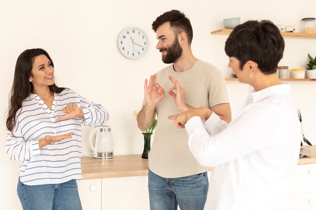 Gruppe gehörloser Menschen, die über die Gebärdensprache kommunizieren