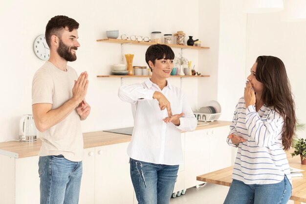 Gruppe gehörloser Menschen, die über die Gebärdensprache kommunizieren