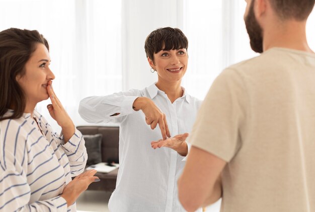 Gruppe gehörloser Menschen, die über die Gebärdensprache kommunizieren