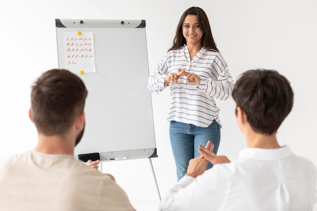 Gruppe gehörloser Menschen, die über die Gebärdensprache kommunizieren