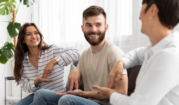 Gruppe gehörloser Menschen, die über die Gebärdensprache kommunizieren