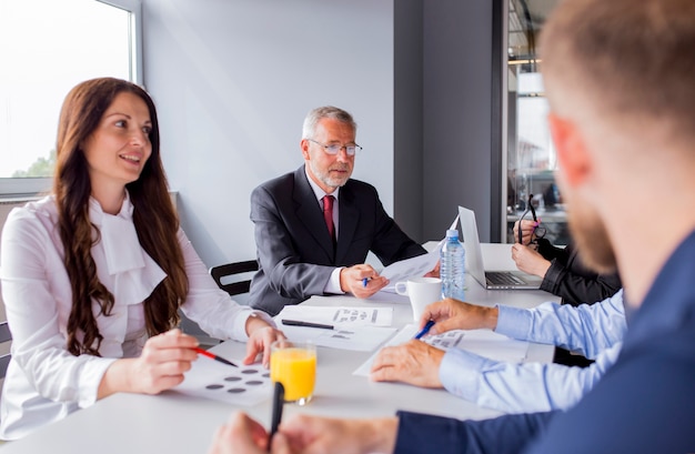 Gruppe Geschäftsleute beschäftigt, Finanzsache während des Treffens besprechend