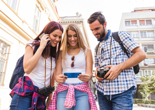 Gruppe glückliche Freunde, die Handy betrachten