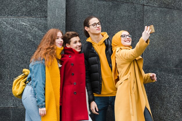 Gruppe glückliche Jugendliche, die zusammen ein selfie nehmen