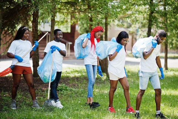 Gruppe glücklicher afrikanischer Freiwilliger mit Müllsäcken Reinigungsbereich im Park Afrika freiwillige Wohltätigkeitsorganisation und Ökologiekonzept