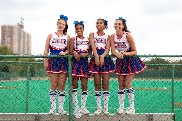 Kostenloses Foto gruppe hübscher teenager-cheerleader in süßer uniform