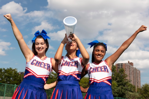 Gruppe hübscher teenager in cheerleader-uniformen