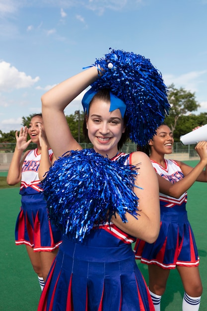 Kostenloses Foto gruppe hübscher teenager in cheerleader-uniformen