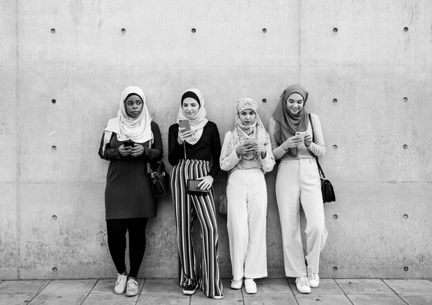 Gruppe islamischer Mädchen mit Smartphone