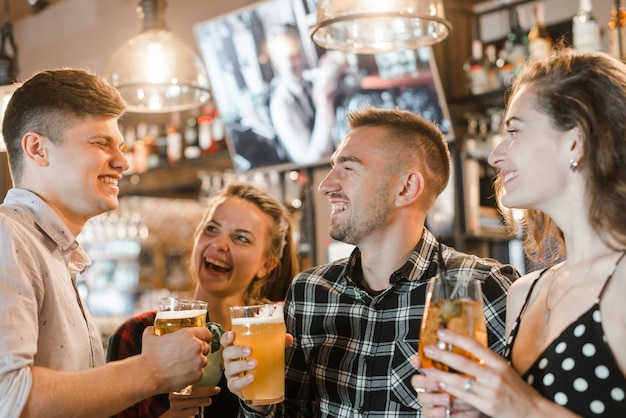 Gruppe junge Freunde, die in der Stange genießen