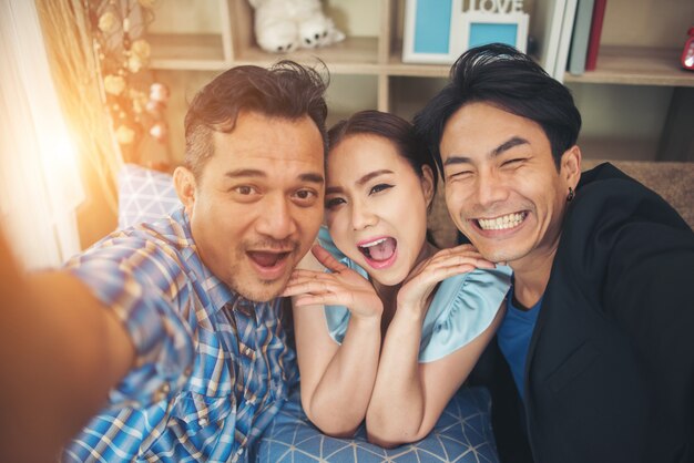 Gruppe junge Freunde, die selfie mit intelligentem Telefon in der Partei machen.