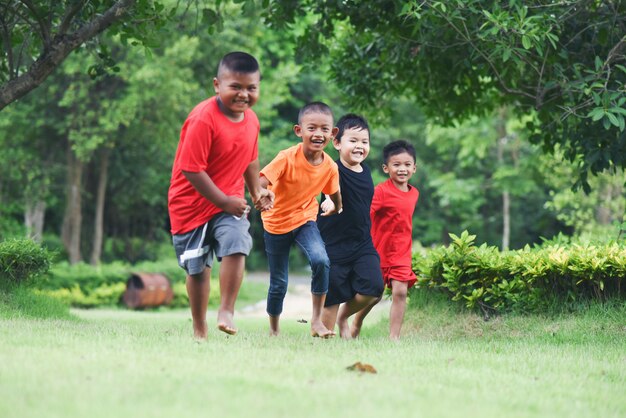 Gruppe junge Kinder, die im Park laufen und spielen