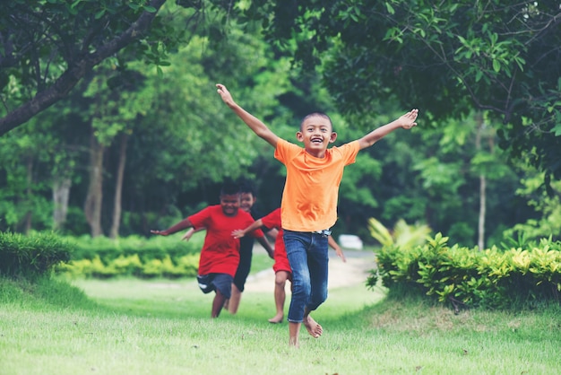 Gruppe junge Kinder, die im Park laufen und spielen