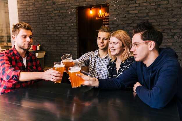 Gruppe junge Leute, die am Barrestaurant zujubeln