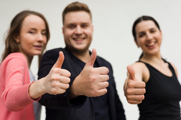 Gruppe junge Leute, die Thumbs-upgeste zeigen