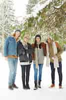 Kostenloses Foto gruppe junge leute im wald des verschneiten winters