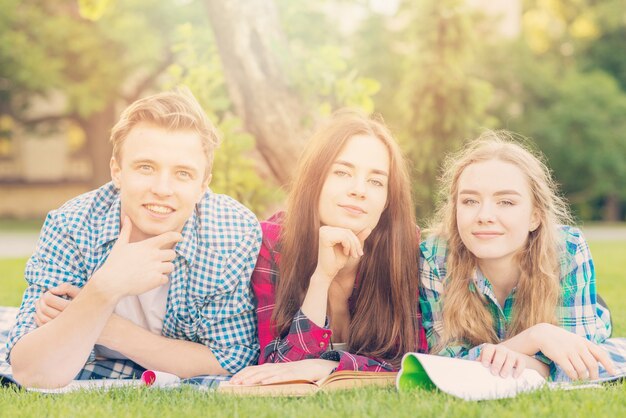 Gruppe junge Studenten, die im Park lernen