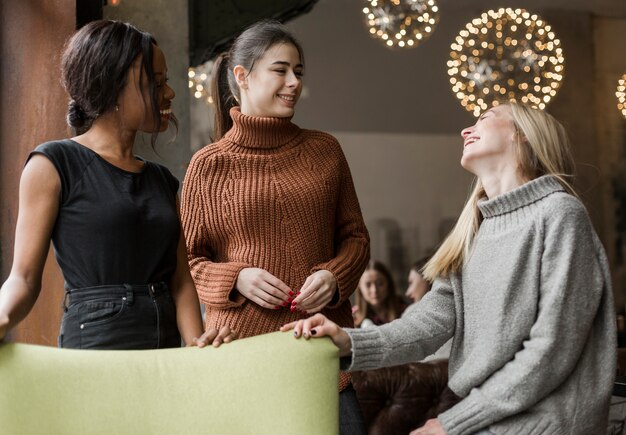 Gruppe junger Frauen, die eine gute Zeit haben