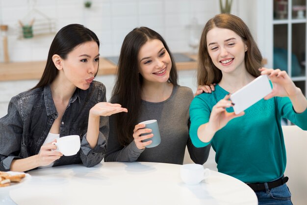 Gruppe junger Frauen, die zusammen ein Selfie machen