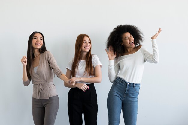 Gruppe junger Frauen, die zusammen jubeln