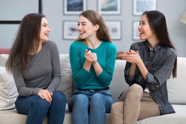 Gruppe junger Frauen glücklich zusammen