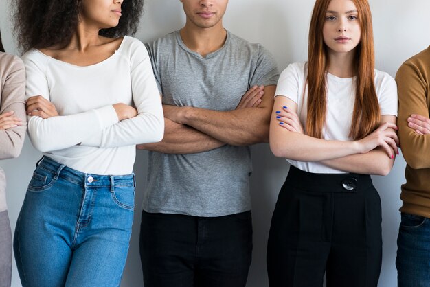 Gruppe junger Freunde, die zusammen aufwerfen