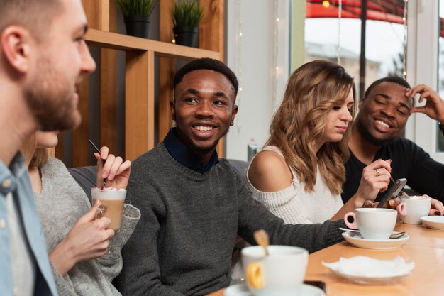 Gruppe junger Freunde treffen