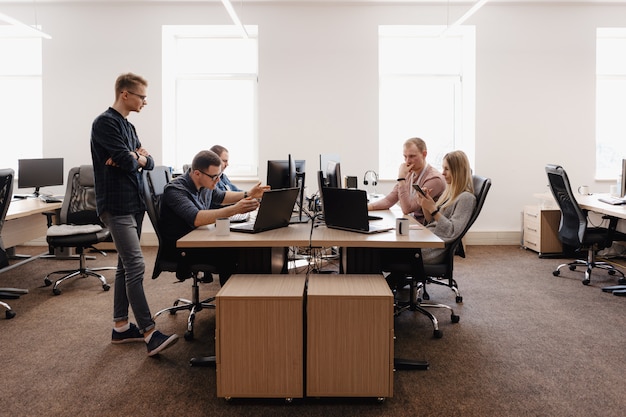 Kostenloses Foto gruppe junger geschäftsleute, die im büro arbeiten