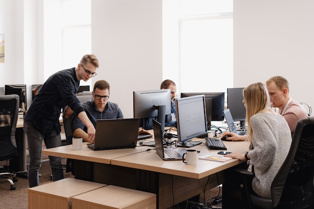 Gruppe junger Geschäftsleute, die im Büro arbeiten