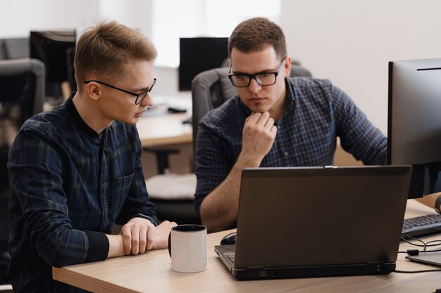 Gruppe junger Geschäftsleute, die im Büro arbeiten