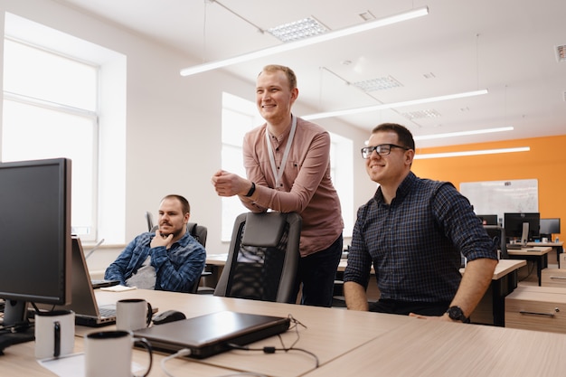 Gruppe junger Geschäftsleute, die im Büro arbeiten