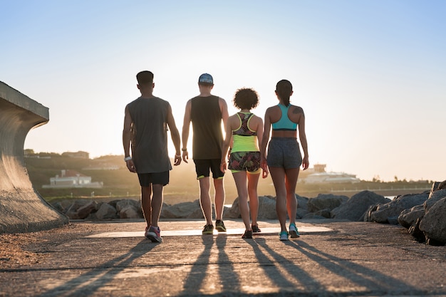 Gruppe junger Leute, die zusammen im Freien Sport treiben